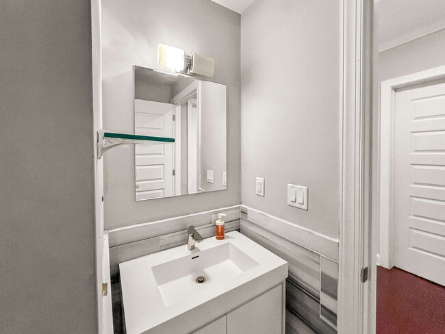 Building Photo - 606 S 2nd St