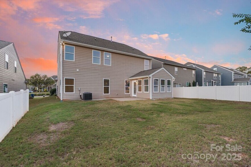 Building Photo - 2076 Waverly Ct