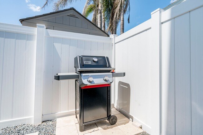 Building Photo - Fully Furnished + Utilities Included Beach...