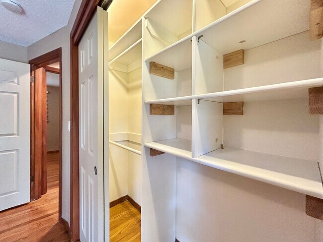 Building Photo - Tranquil Environment: 3 Bed, 1 Bath House