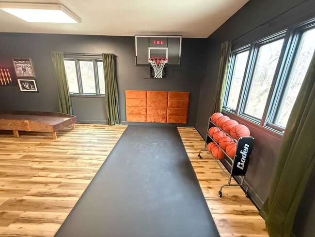 Building Photo - 33 Pinners Ln