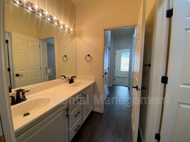Building Photo - 3427 E Sweetwater Springs Dr
