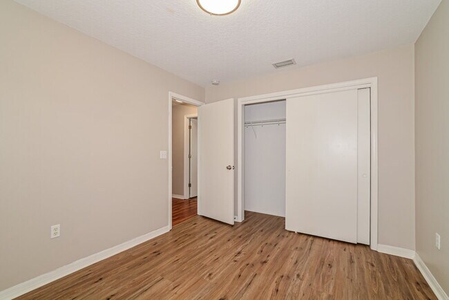 Building Photo - 11305 Lake Dr