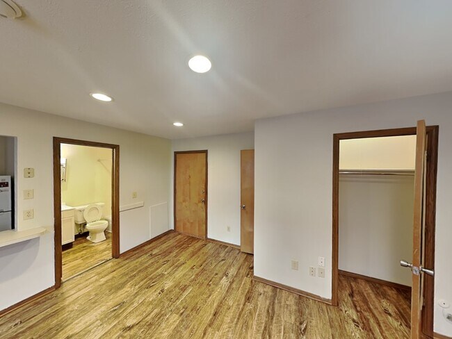 Building Photo - 42 E 13th Ave
