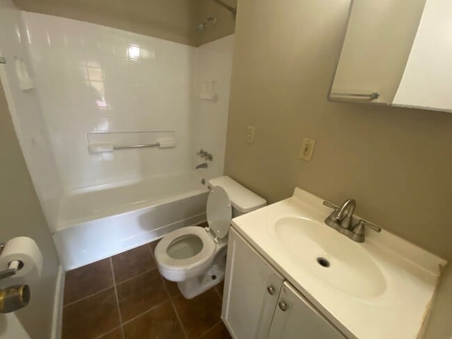 Building Photo - 619/621 E 13th St