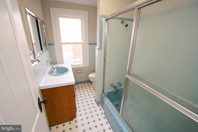 Building Photo - 305 E Pine St