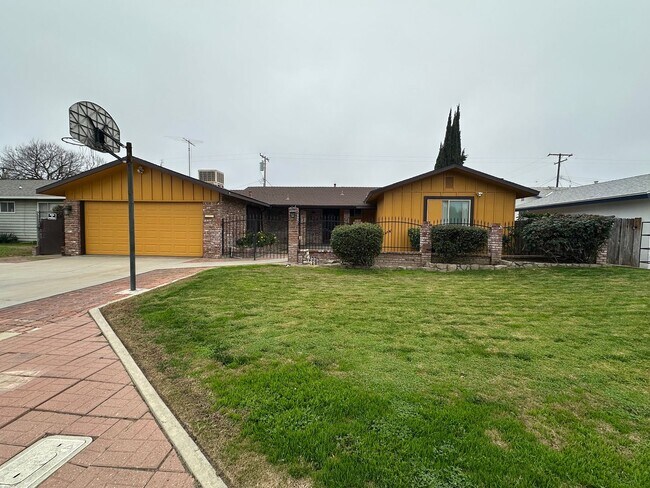 Building Photo - SW Visalia home available soon