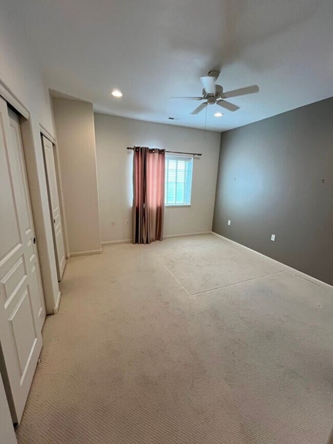 Building Photo - 10308 SW Hollyridge Ln