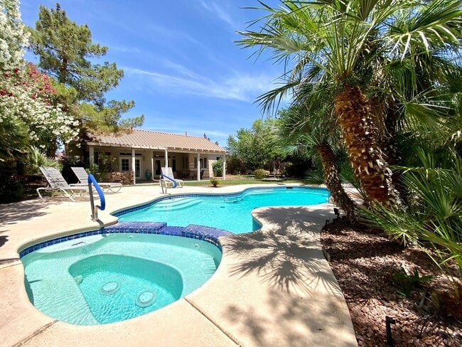 Building Photo - Furnished 4 Bedroom Pool Home - 6 month lease