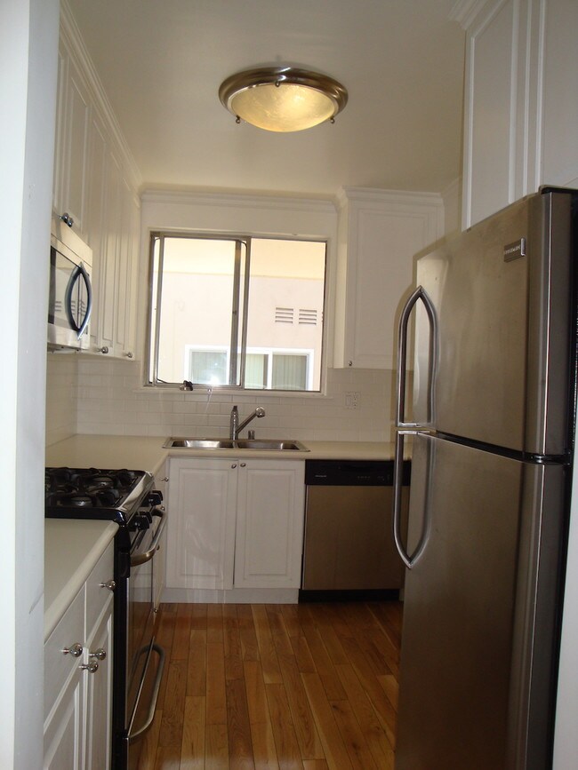 Building Photo - 1538 N Hayworth Ave