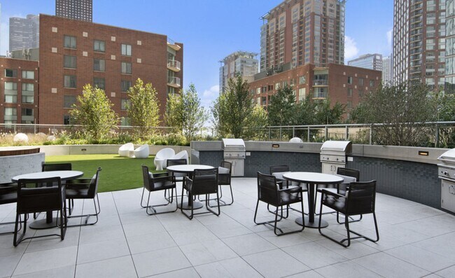 Building Photo - 475 N Park Dr