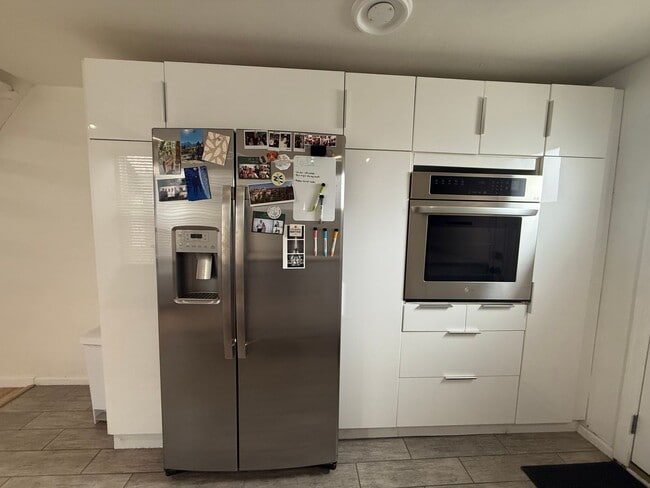 Building Photo - Modern 3-Bedroom Retreat in the Heart of C...