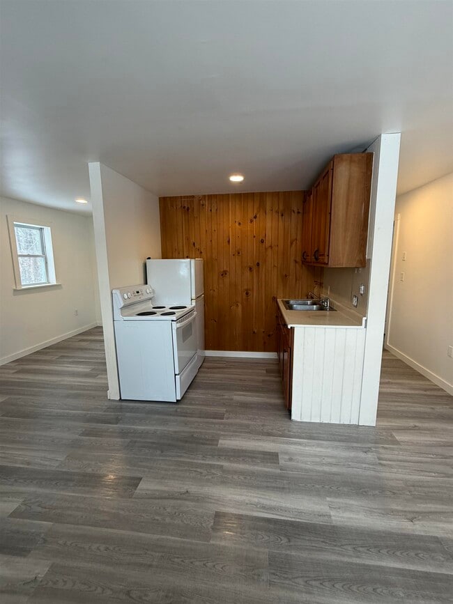 Building Photo - 722 VT-30