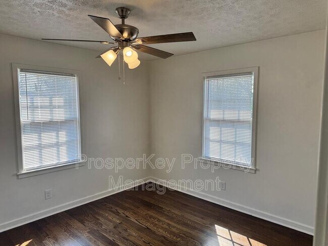 Building Photo - 419 Victoria Dr