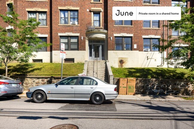 Building Photo - Room in Shared 4 bed/1 bath home