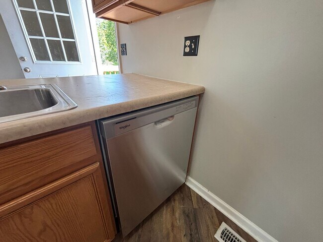 Building Photo - 3 bed/2 bath with bonus room & garage in Jonesborough, TN, $2000