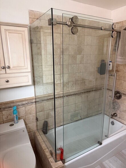 Building Photo - 2396 Redlands Dr