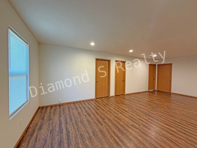 Building Photo - Cute and Clean 3 Bedroom Home Available!