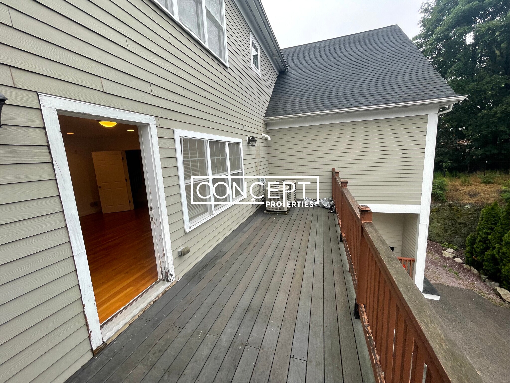 Building Photo - 53 Circuit St