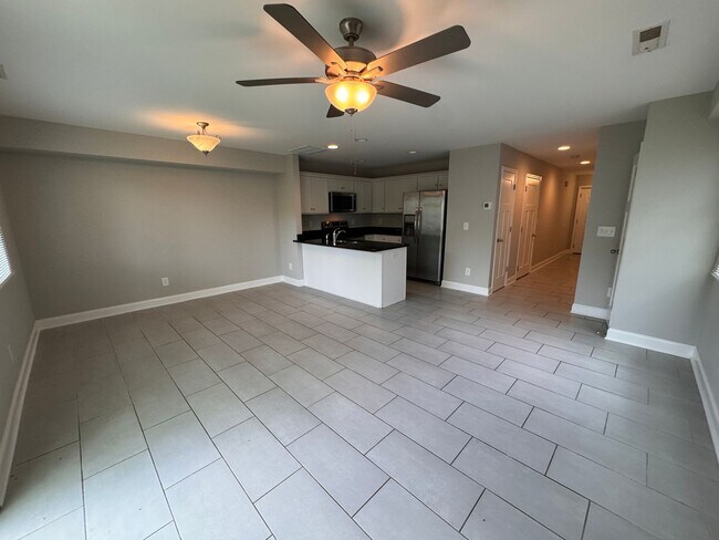 Building Photo - 3 Bedroom, 2.5 bath townhome in the heart of Columbia!