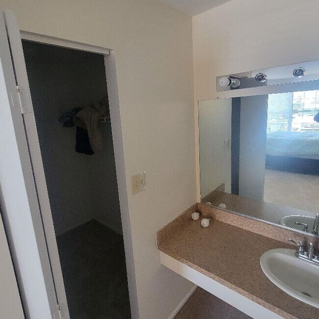 Building Photo - ***2 BED Condo/Downstairs unit/ W,S&T INCLUDED!!