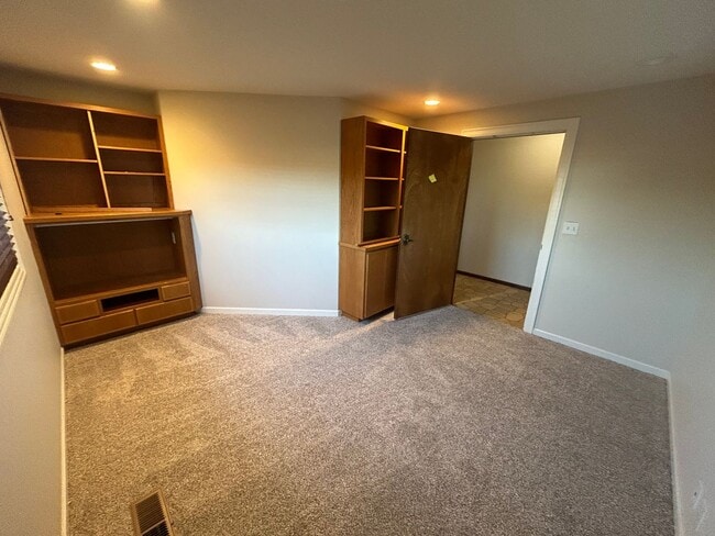 Building Photo - 4 Bedroom, 2 Bathroom House in Lynden with Fenced Yard