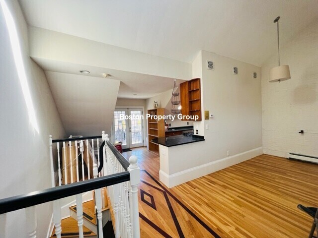 Building Photo - 32 E Springfield St