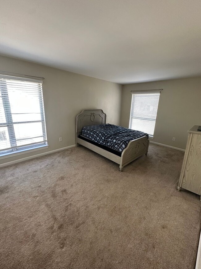 Building Photo - 1BD/1BA Townhouse located on the Germantow...