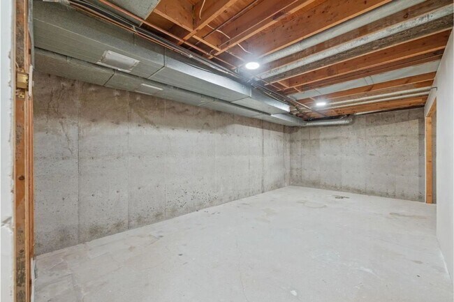 Building Photo - HUGE 4 Bedroom, 3.5 Bathroom!