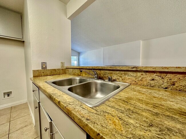 Building Photo - Charming 2 bedroom 2 bathroom home located in south Sacramento!