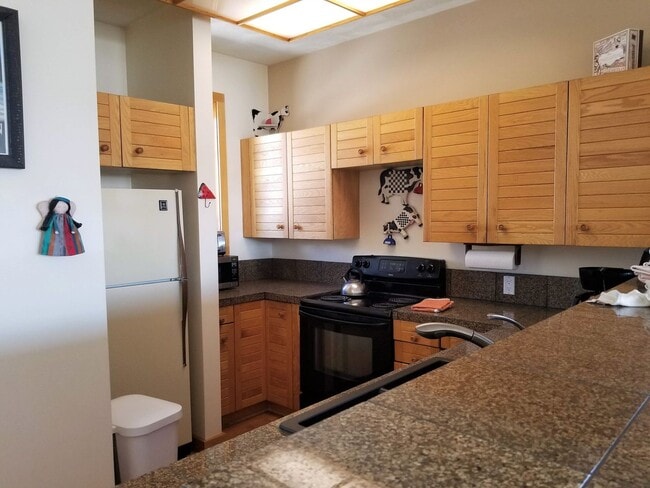 Building Photo - Summer Seasonal Rental- Retreat 433