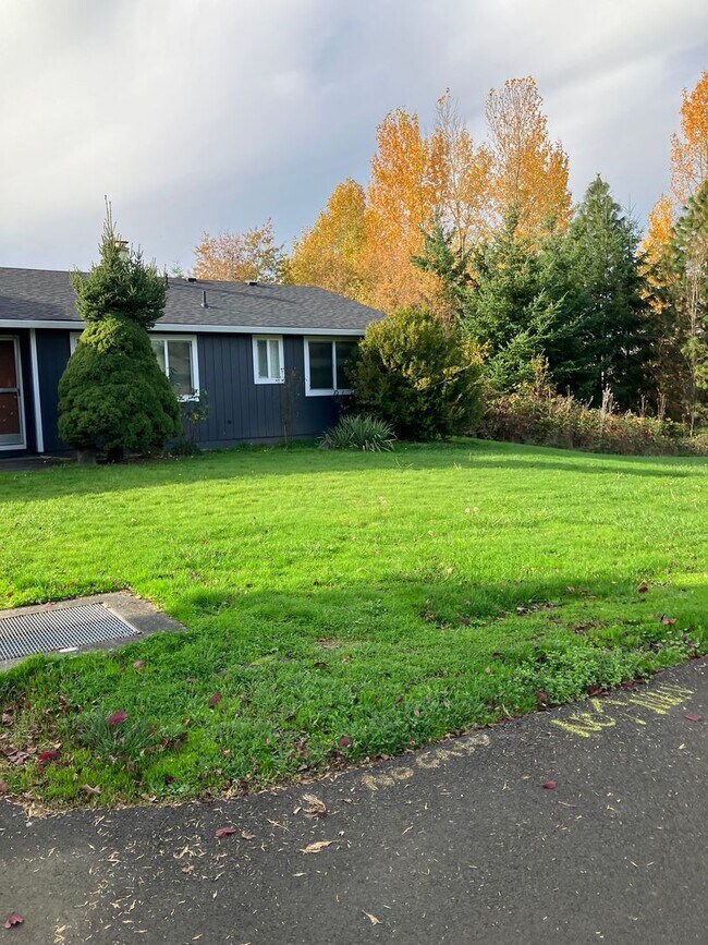 Building Photo - Open Concept: 3 Bed, 1.5 Bath Hidden Gem!