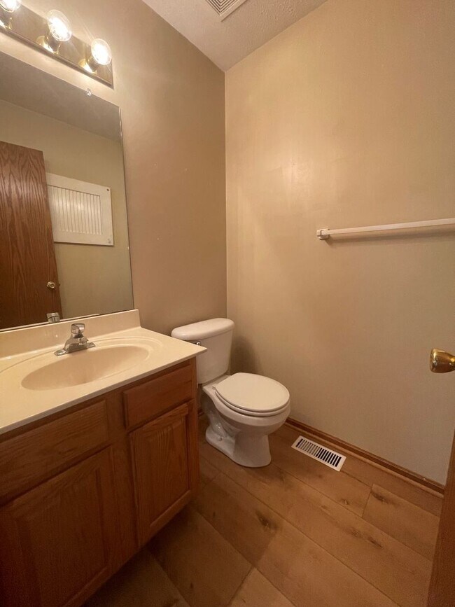 Building Photo - Large Home for rent in Bellevue