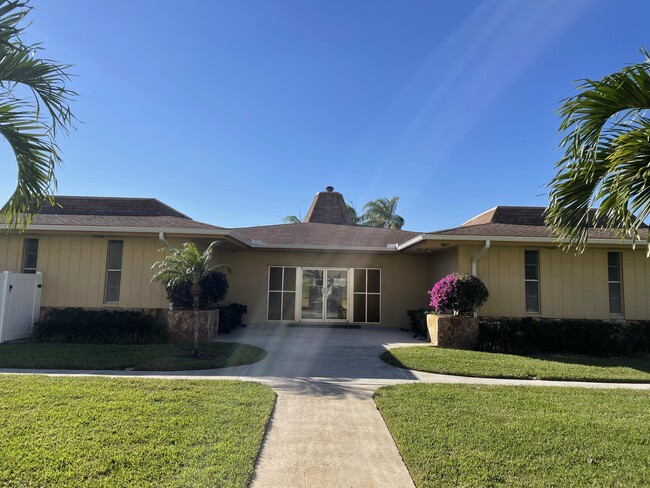 Primary Photo - 500 Village Green Cir W