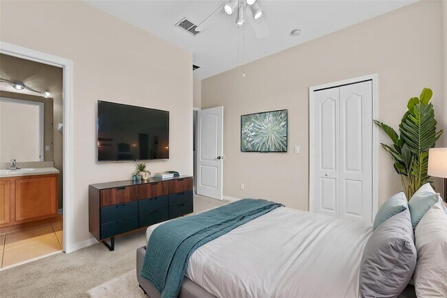 Building Photo - 10325 Manderley Way