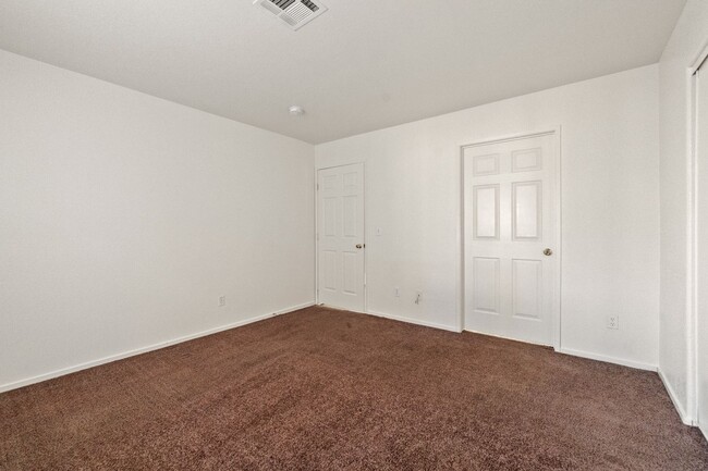 Building Photo - Bright & Open 2 Bed, 2 Bath Condo in Las V...