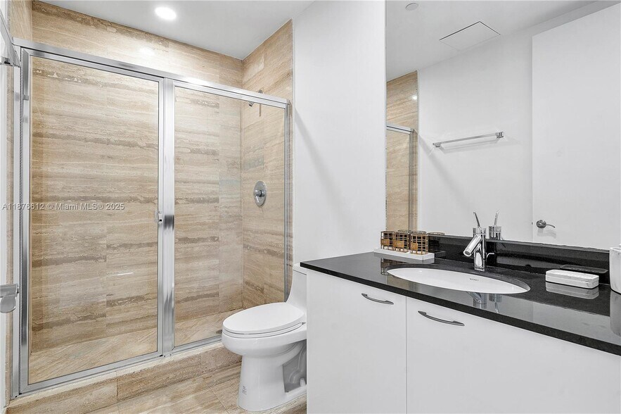 Building Photo - 15811 Collins Ave