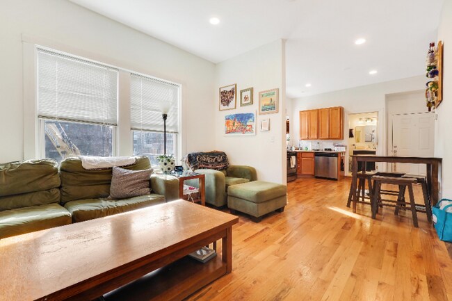 Building Photo - 1148 W Belmont Ave