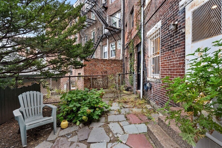 Building Photo - 9 Hudson St