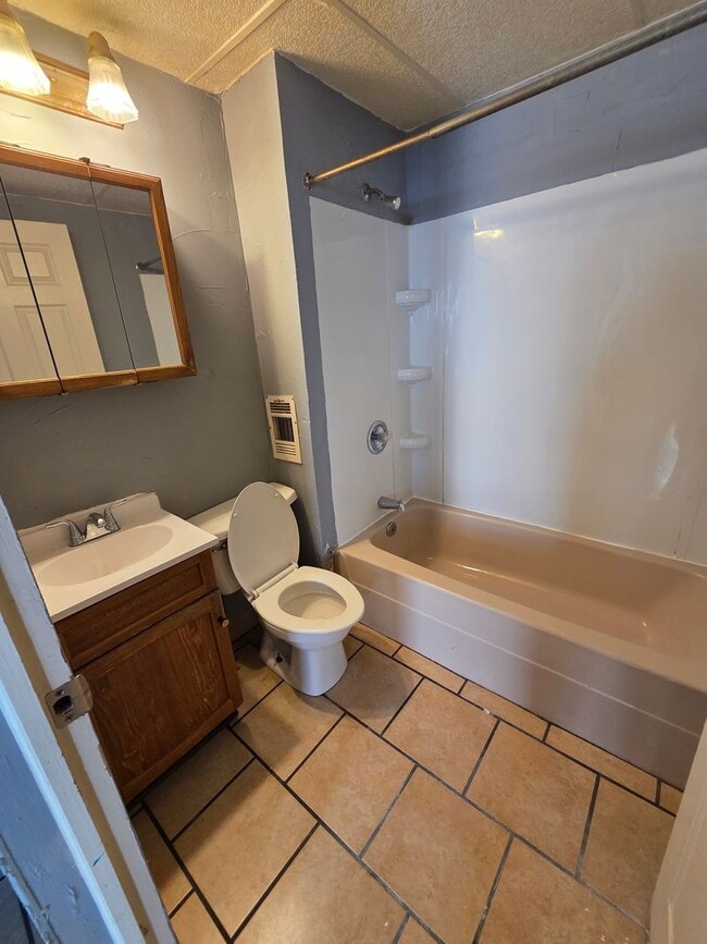 Building Photo - 1048 E 4th St