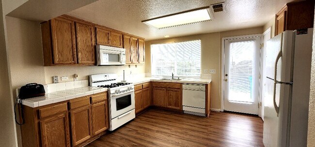 Building Photo - Cute 2 Bedroom 1 Bath Condo Daniels Avenue Vallejo New Flooring and Paint ***MOVE-IN SPECIAL***