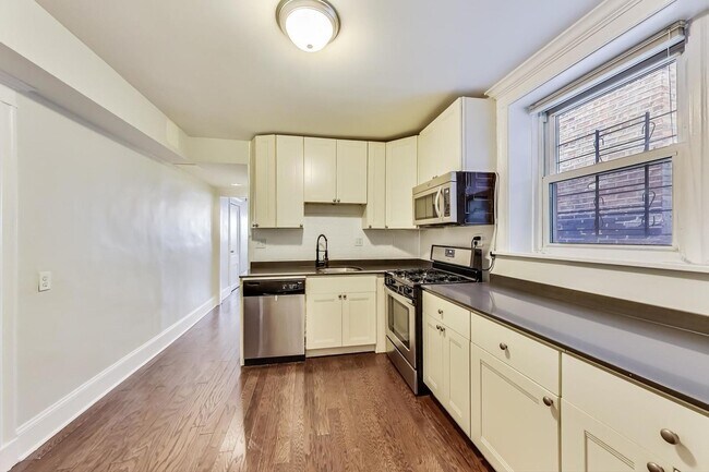 Building Photo - 2340 W Augusta Blvd