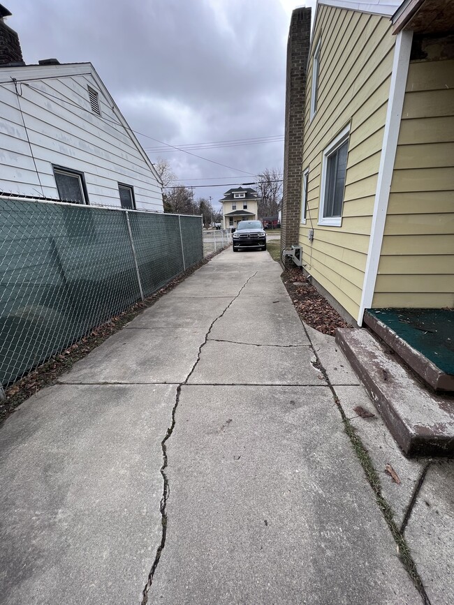 Building Photo - 741 Banghart St