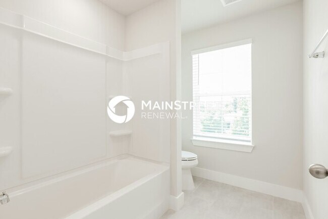 Building Photo - 3 Bedroom Pet-Friendly Home in Deland, FL with Main Street Renewal
