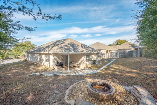 Building Photo - 667 Red Fern Rd