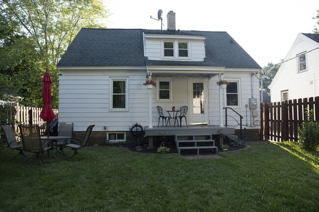 Building Photo - Beautifully Renovated 4-Bedroom Home with Fenced Backyard!