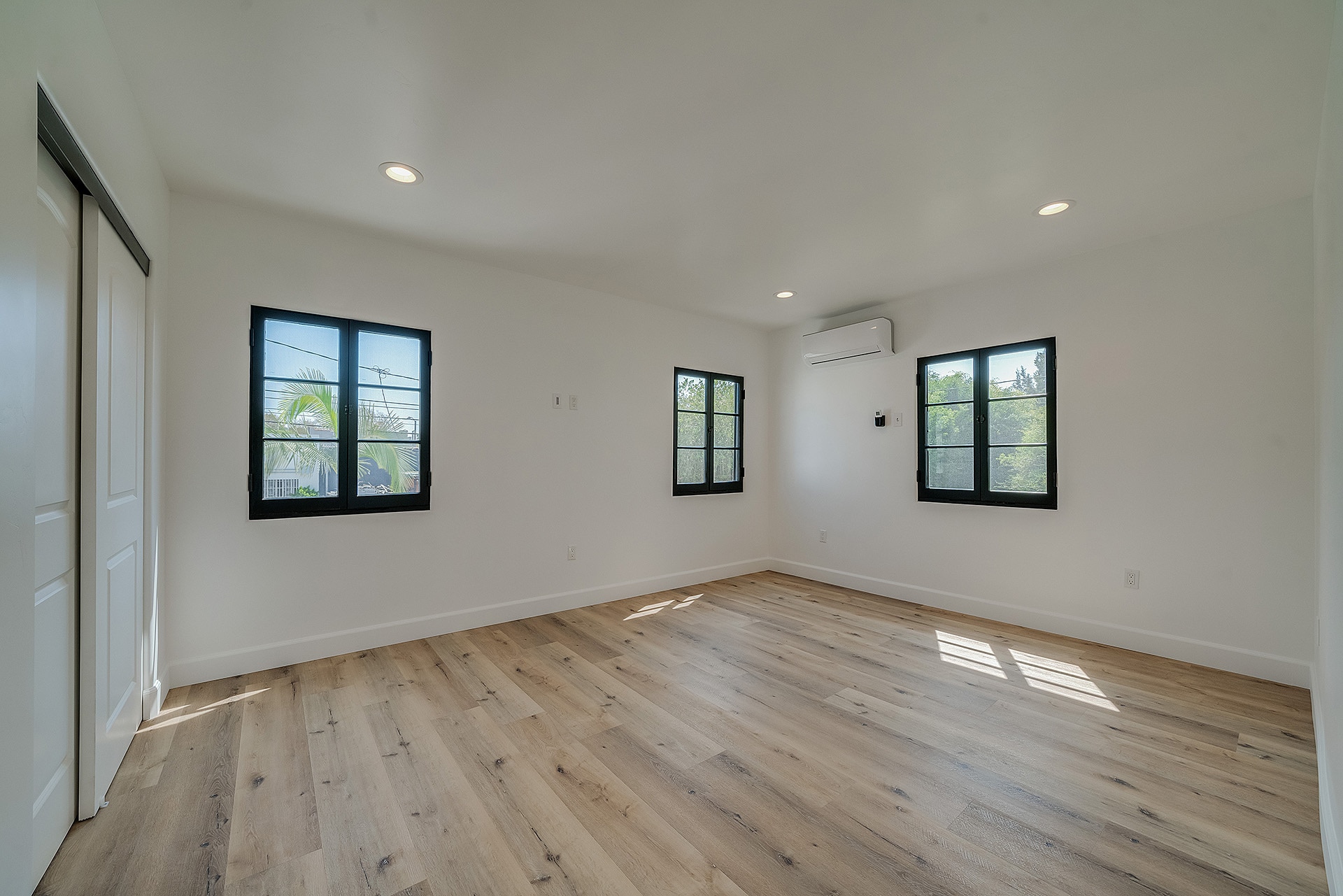 Building Photo - 1014 S Hayworth Ave