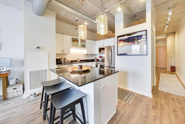 Building Photo - 720 N Larrabee St