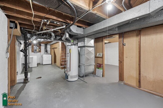 Building Photo - 4 Bedroom Home **Half Off August Rent with...