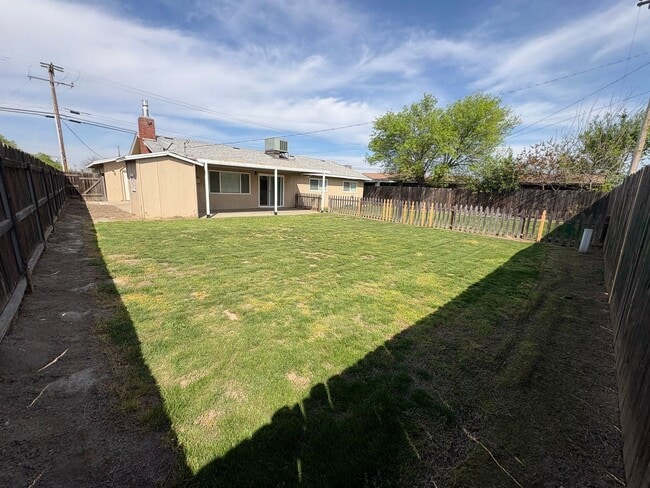 Building Photo - Spacious SE Tulare Home Near Shopping Centers Rent Ready!